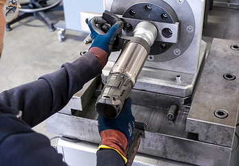Tightening using a reaction arm